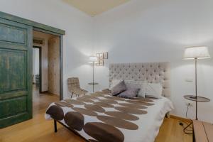 een slaapkamer met een groot bed en een groene deur bij BeB BALENA in Viareggio
