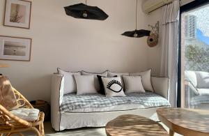 ein Wohnzimmer mit einem Sofa und einem Tisch in der Unterkunft Front de mer 35m2 vue époustouflante in Carry-le-Rouet