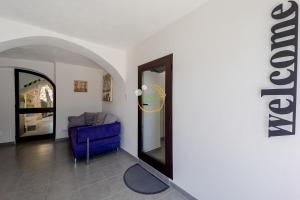 Habitación con silla azul y espejo. en Appartamento Ginny Dachi Farm, en Andora