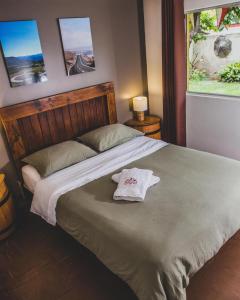 um quarto com uma cama com uma toalha em Casa Suiza em Santa Cruz