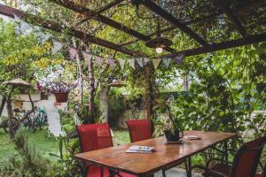 a wooden table and chairs under a pergola at Casa Suiza in Santa Cruz