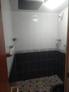 a bathroom with a shower with black and white tiles at Casa en Joyas Cuautitlan grande y cómoda in Cuautitlán
