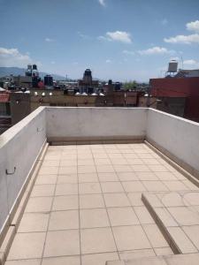 Cette chambre offre une vue sur le toit et dispose de carrelage. dans l'établissement Casa en Joyas Cuautitlan grande y cómoda, à Cuautitlán