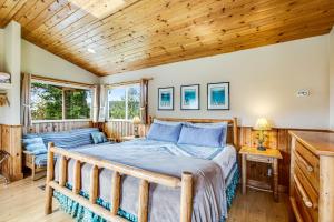 1 dormitorio con cama y techo de madera en Deer Harbor Cottages en Eastsound