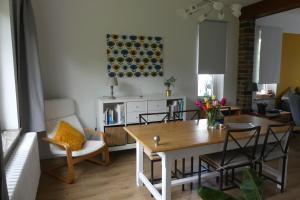 cocina y comedor con mesa y sillas en La maison du bienvenu en Namur