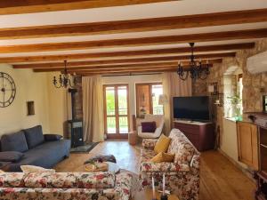 ポレッチにあるFerienhaus Villa Mareinのソファとテレビ付きの広いリビングルーム