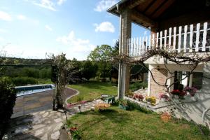 een huis met een balkon en een tuin met een zwembad bij Apartment Forest Lipovica in Belgrado