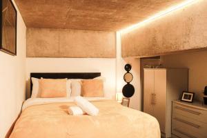 Llit o llits en una habitació de Modern Luxury Serviced Duplex Apartments by REPOSE- 150 Metro Court, WEST BROMWICH