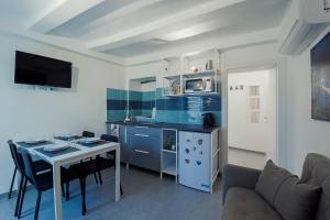 sala de estar con mesa y cocina en Appartamento Ginny Dachi Farm, en Andora
