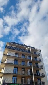 un edificio alto con una luz de la calle delante de él en komfortná novostavba v centre en Poprad