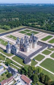widok z powietrza na zamek de chambord w obiekcie Caravane l'attrape-rêve aux portes du château de Chambord et Cheverny w mieście Mont-près-Chambord