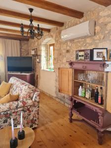 ポレッチにあるFerienhaus Villa Mareinのソファとテーブルのあるリビングルーム