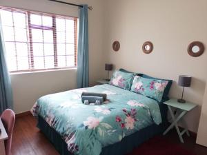 um quarto com uma cama com um bicho de peluche em Proleefic House on Florence em Bellville