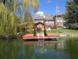 a fountain in the middle of a pond in front of a house at Lakeview private suite with kitchen-Twin or king in Tottenham