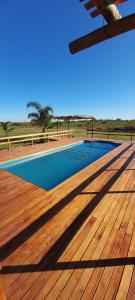 una piscina en una terraza de madera con vistas en Las Lambertianas, en Colonia Elía 19 fotos más