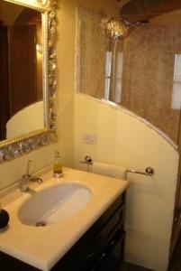 ein Bad mit einem Waschbecken und einem Spiegel in der Unterkunft Casa Adrigagi Firenze e La Via degli Dei in Pratolino