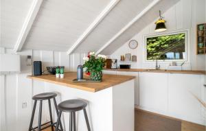 Kuchyň nebo kuchyňský kout v ubytování Nice Home In Ebeltoft With Wifi