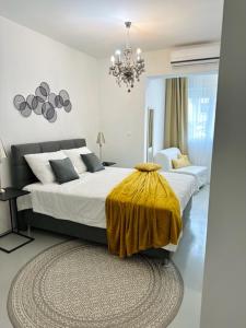 Un dormitorio con una cama con una manta amarilla encima. en GUEST HOUSE LANA 1, en Split