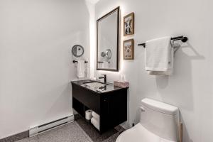 ein weißes Badezimmer mit Waschbecken und Toilette in der Unterkunft Hébergement touristique ▐ 335 Saint Joseph E▐ in Québec + 67 Fotos