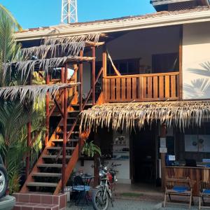 een trap naar een huis met een balkon bij Posada Nena Caribe in Puerto Viejo
