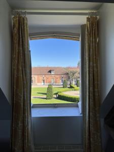 ein Fenster mit Blick auf einen Hof in der Unterkunft Chateau d' Emalleville in Émalleville