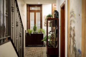 - un couloir avec une chambre ornée de plantes en pot dans l'établissement Barracart Apartments, à Valence