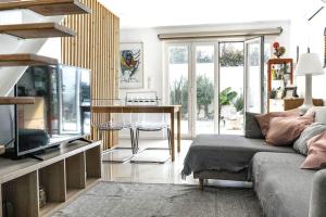 a living room with a couch and a fish tank at White and Light House in Costa da Caparica