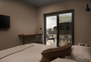 1 dormitorio con cama y vistas a un patio en Rooms "Limes", en Funtana