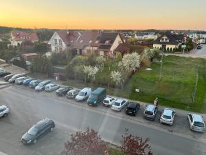 een groep auto's geparkeerd op een parkeerplaats bij Osiedle Leśne 37/28 in Oborniki