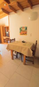 einen Tisch und Stühle im Wohnzimmer in der Unterkunft La comarca del faro in Mar del Plata