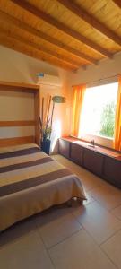 1 Schlafzimmer mit 2 Betten und einem Fenster in der Unterkunft La comarca del faro in Mar del Plata