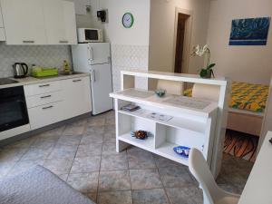 Kuchnia lub aneks kuchenny w obiekcie Apartments Lana