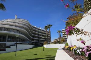 un navire de croisière garé devant un bâtiment dans l'établissement Luxury Apartment Infinity View, à Arenales del Sol