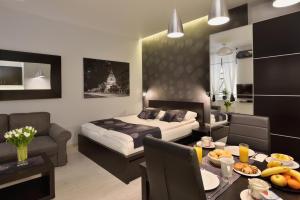ブダペストにあるUrban Spirit Apartmentのベッドルーム1室(ベッド1台、テーブル、食べ物付)
