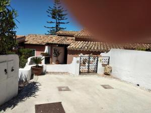 a house with a white fence and a courtyard at Residenza l 'Ulivo in Parghelia