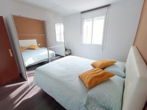 1 dormitorio con cama y espejo en Fogar de Menduiña, en Cangas de Morrazo