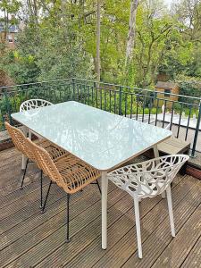 a table and two chairs on a deck at Amazing holidays home with a terrace in London