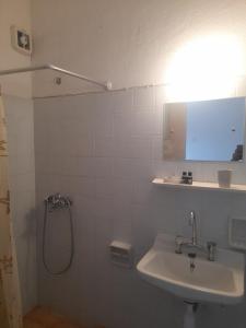 ein Bad mit einem Waschbecken und einer Dusche in der Unterkunft Belvedere Hotel parga in Parga