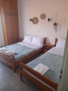 zwei Betten in einem kleinen Zimmer mit zwei Handtüchern darauf in der Unterkunft Belvedere Hotel parga in Parga