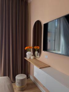 TV a/nebo společenská místnost v ubytování Visconti Palace by Rhospitality it