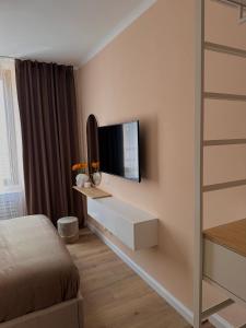 TV a/nebo společenská místnost v ubytování Visconti Palace by Rhospitality it