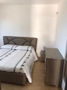 Schlafzimmer mit einem Bett und einem Holztisch in der Unterkunft Villa Lory in Terrasini