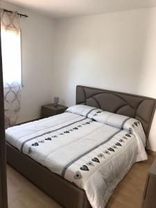 ein Schlafzimmer mit einem großen Bett mit einer weißen Bettdecke in der Unterkunft Villa Lory in Terrasini
