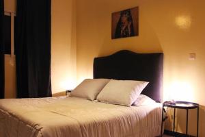 a bedroom with a bed with a black headboard at La petite maison sur la colline - Benslimane 