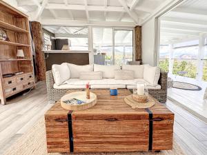 un soggiorno con divano e tavolino da caffè di Villa Cazou, sea view, private pool, Wifi 100Mbps a Oyster Pond