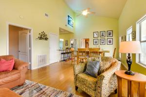 Posezení v ubytování Walk to Sand Home with Deck in Crystal Beach!