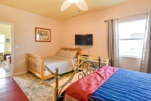 TV a/nebo společenská místnost v ubytování Walk to Sand Home with Deck in Crystal Beach!