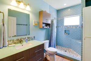 Koupelna v ubytování Walk to Sand Home with Deck in Crystal Beach! + 28 fotografií