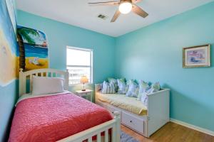 Postel nebo postele na pokoji v ubytování Walk to Sand Home with Deck in Crystal Beach!