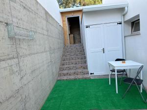 Zimmer mit einem Tisch und einer Wand mit grünem Boden in der Unterkunft Casa da Praia in Carvalhal